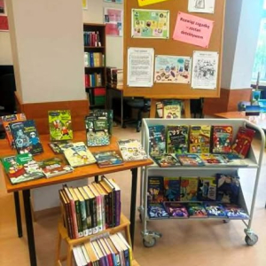 Wystawa książek detektywistyczych w bibliotece w Przecławiu
