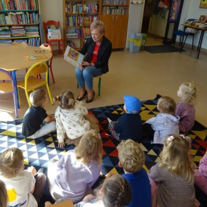 Bibliotekarka czyta dzieciom
