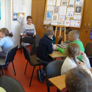 Bibliotekarka czyta dzieciom