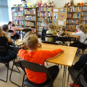 Bibliotekarka czyta opowiadanie
