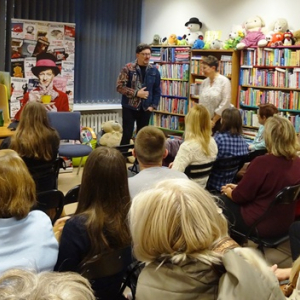 Bibliotekarka przedstawia pisarza Alka Rogozińskiego