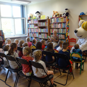 Bibliotekarka czyta dzieciom o przygodach Reksia - 28.10.2022 r.