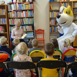 Bibliotekarka czyta dzieciom o przygodach Reksia - 3.11.2022 r.