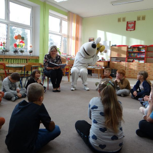 Bibliotekarka czyta dzieciom o przygodach Reksia - 24.10.2022 r.