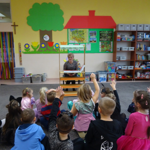 Bibliotekarka czyta przedszkolakom bajkę - 6.11.2024 r.