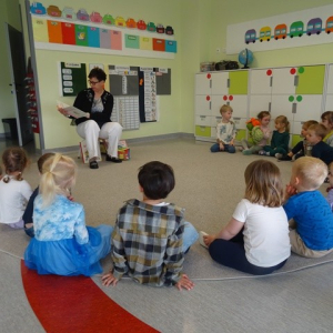 Bibliotekarka czyta dzieciom bajkę - Przylep - 24.04.2025 r. 