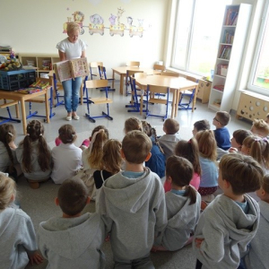 Bibliotekarka pokazuje dzieciom ilustracje - Przylep - 24.04.2025 r. 