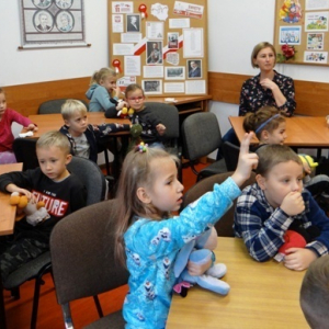 Dzieci odpowiadają na pytania bibliotekarki.