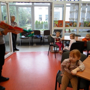 Bibliotekarka czyta przedszkolakom opowiadanie.