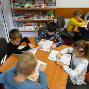 Przedszkolaki szukają drogi książniczki do zamku w labiryncie.